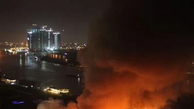 Toàn cảnh vụ cháy kho gần cảng Sài Gòn