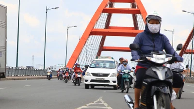 Video: Nguy hiểm rình rập trên cầu Bình Lợi