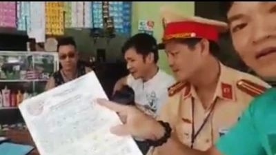 Clip: CSGT Nghệ An hát cùng người vi phạm