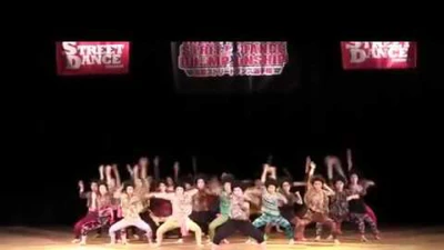 Nhảy bài Gimme Gimme của ABBA theo phong cách bà nội