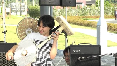 Trình diễn với nhạc cụ được làm từ... đồng nát