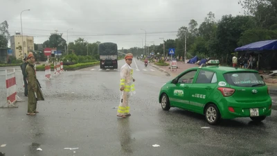 Quốc lộ 1 qua Quảng Ngãi đang bị chia cắt do lũ