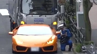 Cảnh sát dùng xe đạp truy đuổi Lamborghini vượt đèn đỏ