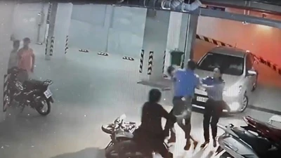 Clip: Bảo vệ chung cư đánh người già nhập viện