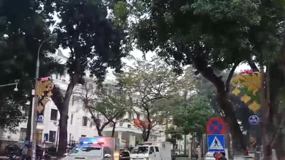 Xe chở ông Thăng và đồng phạm đến tòa nghe tuyên án