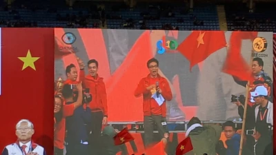 Phó Thủ tướng Vũ Đức Đam hô vang tên cầu thủ U-23 VN