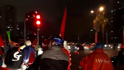 CĐV dầm mưa cổ vũ và gọi tên tuyển U-23 Việt Nam