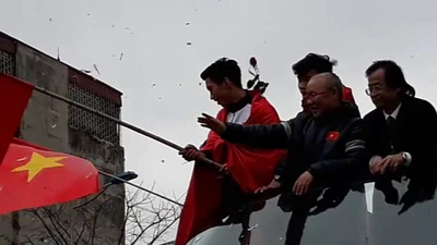 HLV Park Hang-seo cùng U-23 VN vẫy tay chào 'biển' NHM