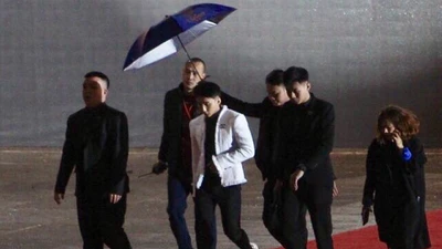 Ca sỹ Sơn Tùng khuấy động sân Mỹ Đình