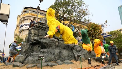 Công nhân tất bật thi công đường hoa Nguyễn Huệ