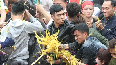 Giẫm đạp cướp lộc ở hội Rước cây bông