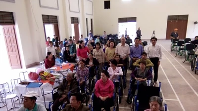 Trao 150 xe lăn, xe lắc cho người khuyết tật