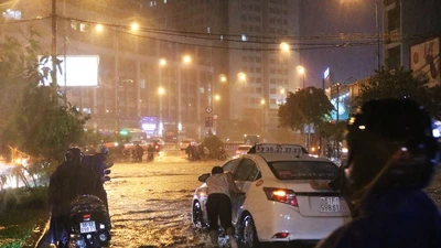 Cơn mưa Sài Gòn nhấn chìm 38 tuyến, có nơi ngập 6,5 tiếng