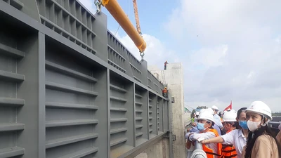 Lắp cửa van ngăn triều lớn nhất Việt Nam