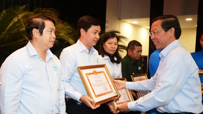 Chủ tịch TP.HCM: Đất đắt như kim cương nhưng người dân sẵn sàng hiến đất mở hẻm