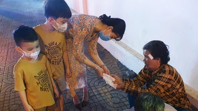 Những người vất vả mưu sinh đêm giao thừa