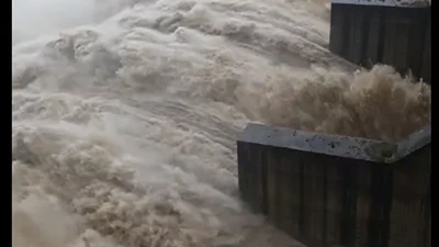 4 Thủy điện ồ ạt xả lũ, nhiều nơi Phú Yên ngập sâu