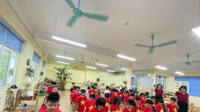 Nhiều trường học tưởng niệm nạn nhân vụ cháy chung cư mini tại lễ chào cờ