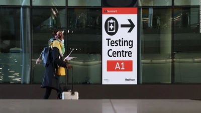 Một du khách đi vào hướng khu vực xét nghiệm ở sân bay. Ảnh: CNN