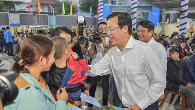 Công nhân xa quê ấm lòng với những chuyến xe mùa xuân