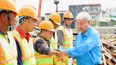 Liên đoàn lao động TP.HCM thăm, tặng quà người lao động làm việc xuyên Tết
