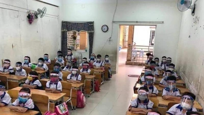 Không cần thiết phải đội nón chống giọt bắn khi ngồi học