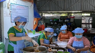 Bếp cơm nghĩa tình: Nấu cơm giúp người nghèo vượt qua đại dịch