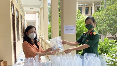 Thăm và tặng quà cho 602 F1 đang cách ly tại trường Quân sự Quân khu 7