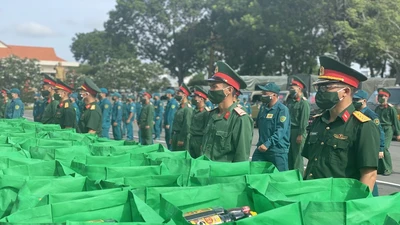 Bộ tư lệnh TP trao 100.000 phần quà cho người dân đang gặp khó khăn