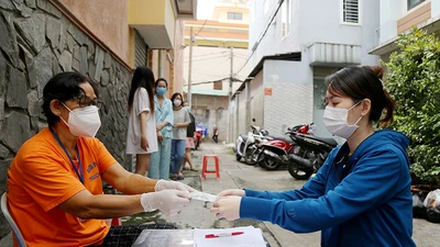 TP.HCM: Đang trao tiền hỗ trợ đợt 3 cho người dân khó khăn