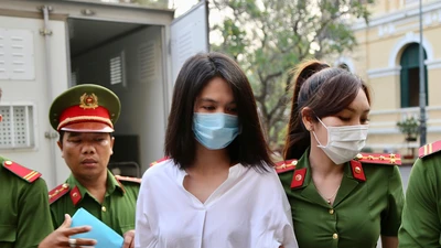 Người mẫu Ngọc Trinh đã được dẫn giải tới toà