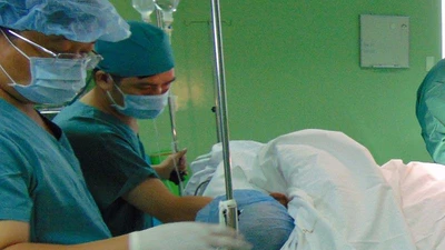 Sập nhà, 4 người nhập viện 1 người tràn máu màng phổi