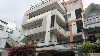 Sức khỏe cha con bị rơi thang máy ổn định