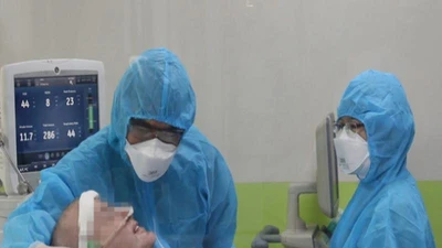 Bệnh nhân 91 ngồi đong đưa 2 chân và tự điều chỉnh giường bệnh