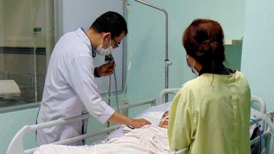 Vụ pate Minh Chay: 3 bệnh nhân ở TP.HCM thở máy, liệt tay chân