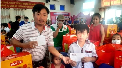 Nhiều đơn vị đồng hành 'Cùng ngư dân thắp sáng đèn trên biển'