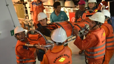 Lai dắt tàu cá bị nạn cùng 7 ngư dân vào bờ