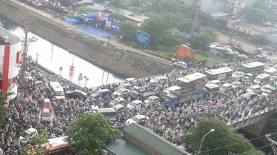 Hà Nội tắc đường gần ba tiếng, nhiều người đi làm muộn