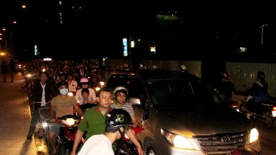 Xe máy tông taxi, giao thông trên cầu Thanh Đa tê liệt