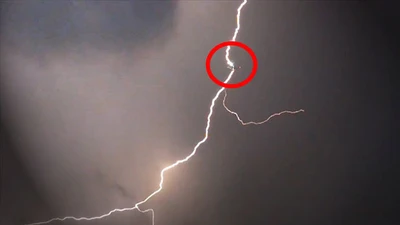 Clip cảnh sét đánh trúng hai máy bay ở Mỹ