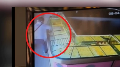 Clip tên cướp dùng búa cướp tiệm vàng giữa ban ngày