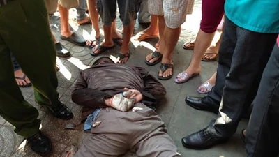 Clip hiện trường vụ bị đánh bất động vì cướp tiệm vàng giữa ban ngày