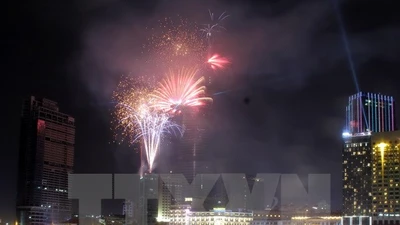 TP.HCM: Cấm người dân đứng trên cầu xem bắn pháo hoa tối 30/4