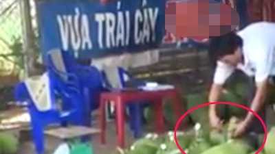 Người đàn ông đổ 'chất lạ' vào mít trước khi đem bán