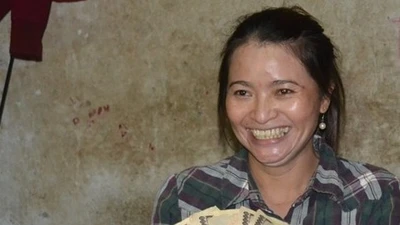 Clip chị Hồng ve chai đến ngân hàng nhận 5 triệu yen