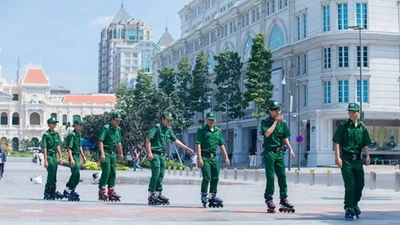 Clip thanh niên xung phong trượt patin tuần tra trên phố đi bộ Nguyễn Huệ