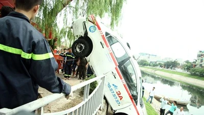  Clip chủ quán nước tò mò lái thử taxi rồi đâm xuống sông