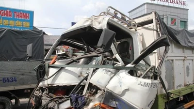 Video: Sau vụ tai nạn liên hoàn, tài xế bị kẹt cứng trong cabin