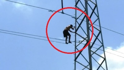 Clip dùng xe thang giải cứu nam thanh niên leo cột điện