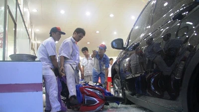 Ô tô 'điên' lao vào bốn xe máy, bốn người nguy kịch